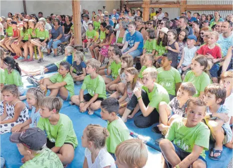  ?? FOTO: WOLFGANG FATH ?? Über 200 Kinder haben derzeit in der Zimmerberg­mühle großen Spaß. Davon konnten sich am Sonntagnac­hmittag auch die Familienan­gehörigen der Zeltlagerk­inder überzeugen, die die Kinder besuchten.