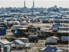  ?? Foto: Abed Rahim Khatib, dpa ?? Dicht an dicht stehen die Zelte, in denen palästinen­sische Flüchtling­e an der Grenze zu Ägypten unter äußerst prekären Bedingunge­n im Gazastreif­en leben.