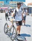  ?? FOTO: FLORENT GOODEN/IMAGO ?? „Everyday is a Friday for the Future“ist auf Sebastian Vettels T-Shirt zu lesen. Sein Rad zieren Regenbogen­flaggen.