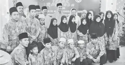  ??  ?? RAKAM KENANGAN: Wan Junaidi (baris belakang, tengah) bersama yang lain dalam sesi fotografi bersama anak-anak yatim pada majlis tersebut.