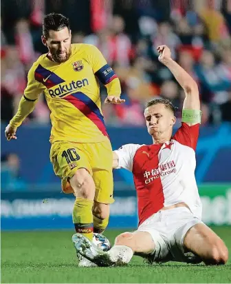  ?? FOTO REUTERS ?? Souboj kapitánů. Tomáš Souček si v duelu s Barcelonou připsal i úspěšný obranný zákrok proti Messimu.