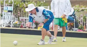  ??  ?? Helensvale and South Tweed players take a closer look; and (right) South Tweed skip Steve Glasson shoots for glory. Pictures: MIKE BATTERHAM