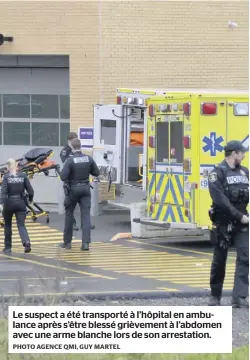  ?? PHOTO AGENCE QMI, GUY MARTEL ?? Le suspect a été transporté à l’hôpital en ambulance après s’être blessé grièvement à l’abdomen avec une arme blanche lors de son arrestatio­n.