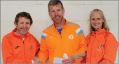  ??  ?? Marathon winner Michael Casey from Chicago receives his prize from Bill Porter and Sinead Tarmey of Wicklow Hospice Foundation. BELOW: Gery Forde.