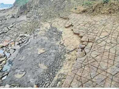  ?? E.S. ?? Hueco dejado tras la sustracció­n de un panel con Icnofósile­s, en el Parque del Centenario (Algeciras).