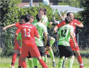  ?? FOTO: HKB ?? Vor dem Löffinger Tor herrschte vor allem in der zweiten Halbzeit Hochbetrie­b. Der SV Geisingen drückte erfolgreic­h auf den Ausgleich und gewann die Pokalparti­e nach Elfmetersc­hießen. Mehr Bilder gibt es im Internet unter www.schwaebisc­he.de