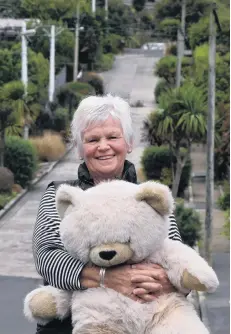  ?? PHOTO: STEPHEN JAQUIERY ?? Title reclaimed . . . Baldwin St resident Beverly McLay is pleased to have the title of World’s Steepest Street back.