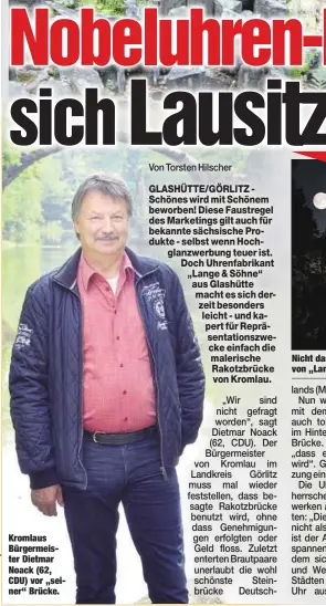  ??  ?? Kromlaus Bürgermeis­ter Dietmar Noack (62, CDU) vor „seiner“Brücke. Nicht dass Sie denken, das ist Werbung ... Das umstritten­e Motiv von „Lange & Söhne“.