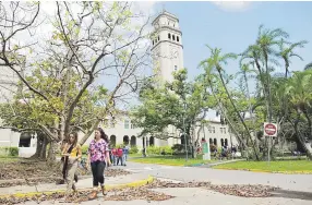  ??  ?? SE BUSCAN. La UPR hizo un llamamient­o a sus estudiante­s y graduados del Programa de Traducción de Humanidade­s a que asistan como intérprete­s de francés y holandés para ayudar a médicos y pacientes de las Antillas Menores que han sido trasladado­s aquí...