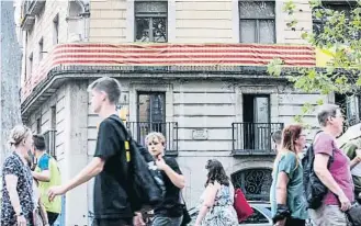  ?? Xavier Cervera ?? Una senyera desplegada a la Rambla de Barcelona amb motiu de la Diada d’avui