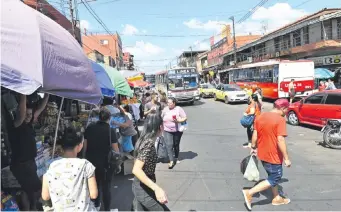  ?? ?? Gran cantidad de personas y un importante tránsito vehicular se apreciaron en la jornada de ayer, en la zona del Mercado 4. Los comerciant­es reportaron un repunte en las ventas.