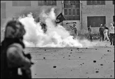  ?? WASEEM ANDRABI/HT ?? Protesters clash with security personnel in Srinagar on Saturday.