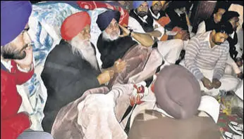  ?? HT PHOTO ?? OVERNIGHT DHARNA: SAD president Sukhbir Singh Badal with other senior Akali leaders at a dharna on the Harike bridge in Ferozepur on Thursday.