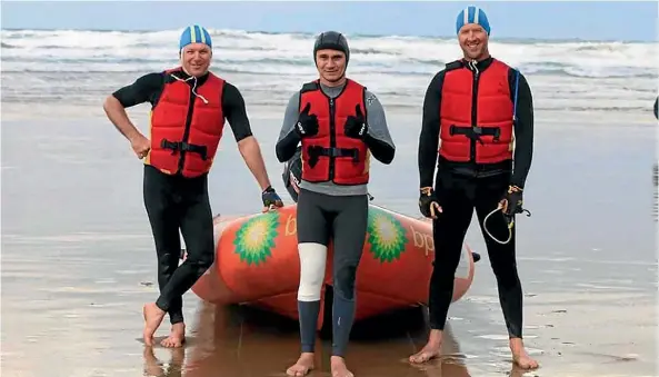  ??  ?? Dean Maddaford, Robin Hammond and Shane Dwyer rushed to the rescue after six men get into trouble at the notorious Bethells Beach.