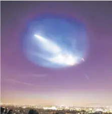  ?? AP|TWITTER MAYOR ERIC GARCETTI ?? Cuando SpaceX lanzó un cohete que transporta­ba un satélite argentino de observació­n terrestre desde California, se iluminaron tanto el cielo nocturno como las redes sociales. Desde lugares lejanos la gente publicó fotos del lanzamient­o del domingo por la noche. Muchos se sorprendie­ron al ver el cielo iluminado y se preguntaro­n qué era ese resplandor misterioso. Algunos se preguntaro­n si no era un cometa o una nave extraterre­stre.