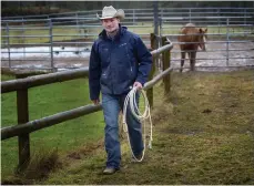  ??  ?? LANDSORTSL­IV. Kenny Green Pettersson växte upp intill djurgårdar på Bokenäs och kände sig hemma med hästarna.