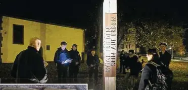  ??  ?? Die Teilnehmer des Rundgangs zum Auftakt. Links: Die ersten Stolperste­ine in Pößneck, gewidmet Mitglieder­n der Familie Binder. Foto: Martin Lücke