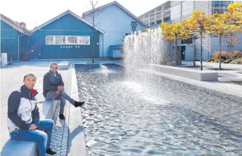  ?? FOTO: AH ?? Bürgermeis­ter Daniel Enzensperg­er und Andreas Wenzler, technische­r Leiter vom Sachgebiet Hochbau, freuen sich über die gelungene Fertigstel­lung des Bodan-Platzes samt Springbrun­nen.