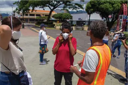  ?? CORTESÍA MASKSAFE ?? A los habitantes de la calle también les dieron mascarilla para que anden protegidos.