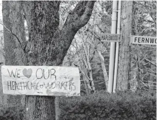  ?? ERIC WYNNE • THE CHRONICLE HERALD ?? A sign at Maplewood and Fernwood lanes in Halifax thanks health-care workers.