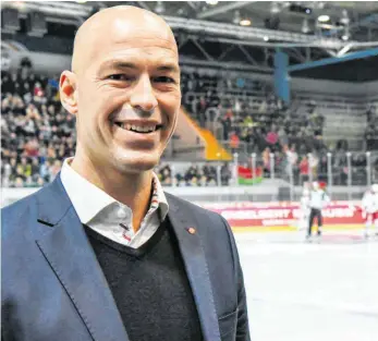  ?? FOTO: ULRICH GAMEL/CHL ?? Der Ravensburg­er Alexander Jäger, 2011 als Sportliche­r Leiter Zweitligam­eister mit den Towerstars, ist seit etwa vier Jahren Sportdirek­tor bei der Champions Hockey League.