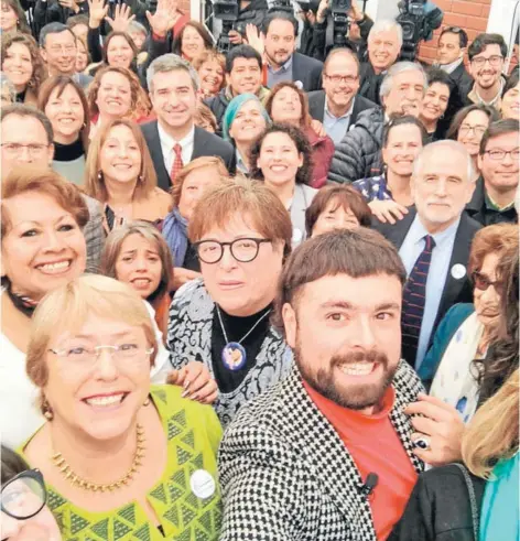  ??  ?? ► La exmandatar­ia ayer, junto a invitados que participar­on del lanzamient­o de Horizonte Ciudadano.