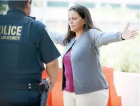  ??  ?? Como todas las personas que entran al Tribunal Federal, Marielis Falcón pasa por el proceso de registro en el portón de entrada.