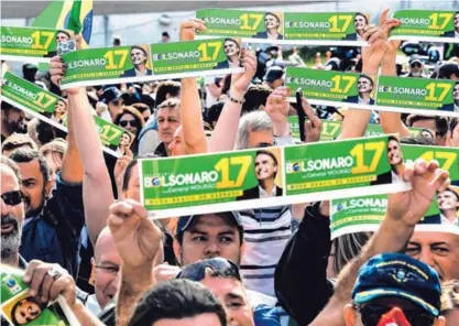  ?? AFP ?? Decenas de seguidores del candidato presidenci­al de la extrema derecha, Jair Bolsonaro, se reunieron, este domingo, frente al Hospital Israelita Albert Einstein, en São Paulo, para dar su apoyo al aspirante.