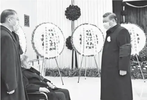  ?? ?? President Xi Jinping expresses deep condolence­s to Jiang Zemin’s wife Wang Yeping and his relatives in Beijing yesterday. — Xinhua