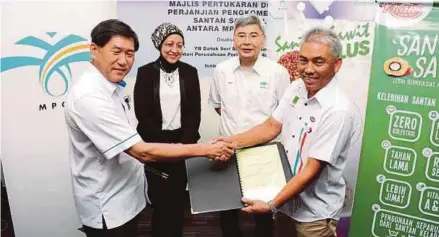  ??  ?? Datuk Seri Mah Siew Keong menyaksika­n pertukaran dokumen perjanjian Premium Food Corporatio­n bagi pengkomers­ialan Santan Sawit Plus. di antara MPOB dan