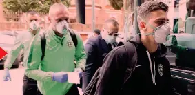  ?? (Foto: la squadra del Ludogorets con mascherine e guanti all’arrivo a Milano) ??