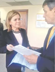  ??  ?? La abogada Sara Parquet exhibe a su colega Óscar Paciello documentos del caso Bonifacio Ríos. Fue ayer en tribunales.