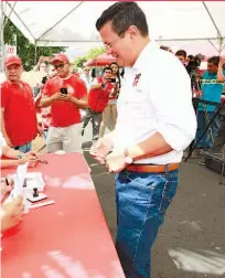  ??  ?? COMPAÑERO. HUGO MARTÍNEZ VOTÓ MUY TEMPRANO EN LA MISMA SEDE QUE SOSA. POR LA TARDE SE TRASLADÓ A OTROS CENTROS DE VOTACIÓN.