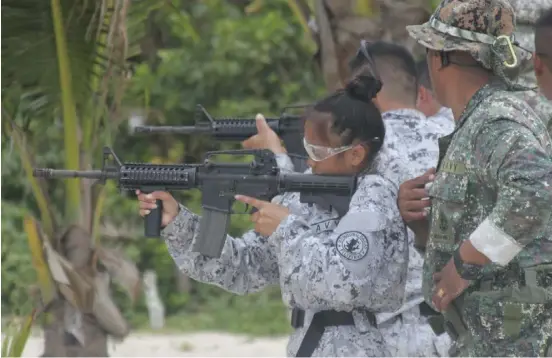  ?? PhotograPh courtesy of PhiliPPine naVy ?? lady trainees are among the new batch of aspiring Philippine navy reservists who are undergoing the Basic citizen Military course in Basco, Batanes recently.