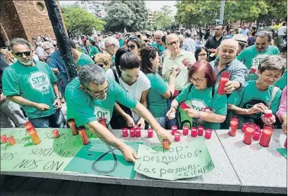  ?? MANÉ ESPINOSA ?? Espelmes i pancartes col·locades ahir davant les portes de l’Ajuntament de Cornellà de Llobregat