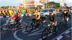  ?? ROBERTUS RISKY/JAWA POS ?? HINDARI KECELAKAAN: Pesepeda melewati kawasan MERR–Kedung Baruk. Dishub bakal membangun jalur khusus untuk program bike sharing.
