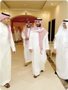  ??  ?? نائب أمير منطقة مكة المكرمة خالل جولته على أقسام اإلمارة بجدة. (عكاظ)