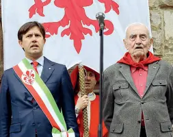  ??  ?? Il sindaco di Firenze Dario Nardella con Silvano Sarti presidente onorario dell’Anpi Firenze