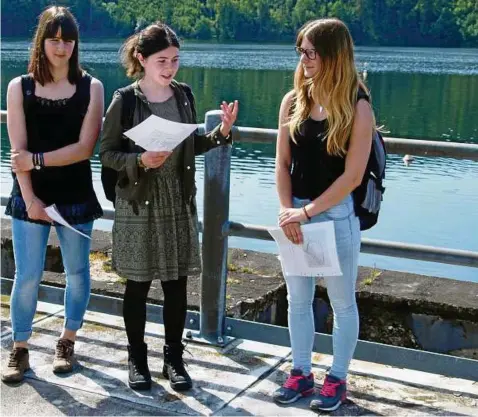  ??  ?? Drei Schülerinn­en der Greizer Elstertals­chule stellen ihre Arbeit an der Weidatalsp­erre vor. Foto: Peter Reichardt