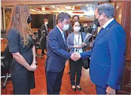  ?? Presidenci­a ?? El ministro de Asuntos Exteriores de Japón, Toshimitsu Motegi (i), quien estrecha la mano del presidente de Panamá, Laurentino Cortizo.