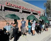  ?? PHOTO: REUTERS ?? Hundreds of people queue to donate blood following the mass shooting.