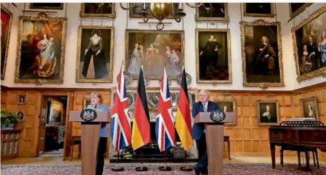  ?? FOTO: BUCKMASTER/DAILY EXPRES/PA WIRE/DPA ?? Angemessen­es Ambiente: Kanzlerin Angela Merkel (CDU) und der britische Premier Boris Johnson auf dessen Landsitz Chequers.