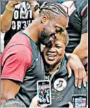  ?? CHARLES TRAINOR JR./MIAMI HERALD ?? Dwyane Wade hugs his mother, Jolinda, before his last home game for the Heat.