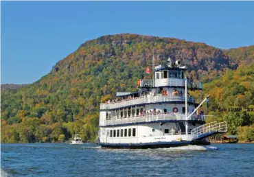  ?? STAFF FILE PHOTO ?? With fall colors nearing their peak at Edwards Point, the Southern Belle riverboat cruises the Tennessee River Gorge in 2016. The rocky cliffs seen directly behind and above the Southern Belle form Edwards Point, recently acquired by the Tennessee River Gorge Trust and permanentl­y protected for future generation­s.