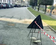  ??  ?? Auto È stata scura ripresa dalle telecamere entrare alle 3,30 ed uscire tre ore dopo: paracarri distrutti e trascinati