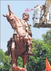  ?? BL SONI ?? BJP chief Amit Shah paying floral tributes to the Chhatrapat­i Shivaji statue at Shivaji park on Tuesday.