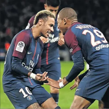  ??  ?? DESEADOS. Neymar y Mbappé, los jugadores pretendido­s por el Madrid si Cristiano finalmente se va.