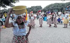  ??  ?? Los morreños le dan la bienvenida a los turistas con bailes y danzas de antaño.