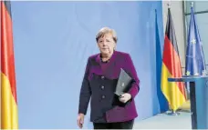  ?? FOTO: MARKUS SCHREIBER/DPA ?? Gefasst auch in Zeiten der Corona-Krise: Bundeskanz­lerin Angela Merkel (CDU) am Montagaben­d in Berlin.