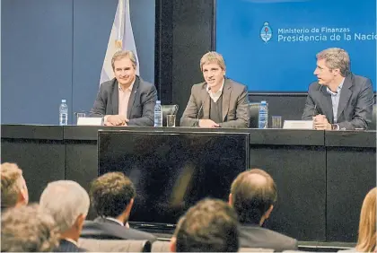  ??  ?? Explicacio­nes. Pablo Quirno, Luis Caputo y Santiago Bausili hablaron ayer ante especialis­tas de finanzas.